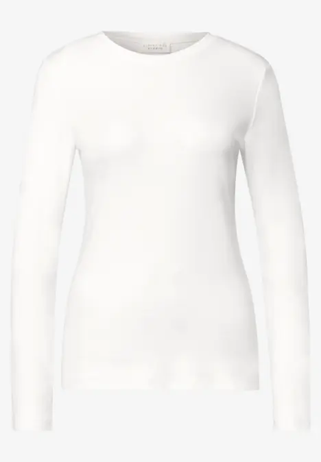 Weißes, schlichtes Langarmshirt aus Baumwolle, figurbetonter Schnitt, Rundhalsausschnitt.