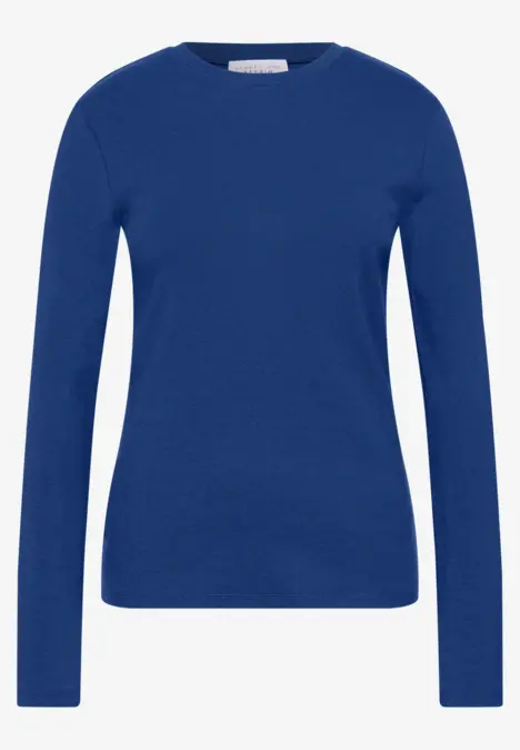 Ein schlichter, blauer Pullover mit langen Ärmeln und Rundhalsausschnitt.
