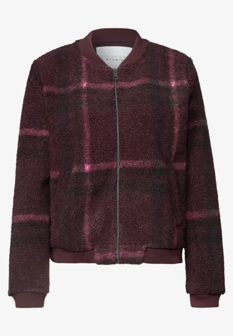 Kurz geschnittene Teddyjacke in Bordeauxrot mit dunklen Streifen und Reißverschluss.