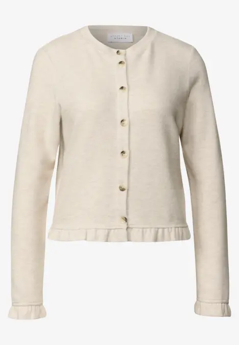 Beige Damen-Strickjacke mit Rüschen am Saum und Ärmelabschlüssen, Rundhalsausschnitt und goldfarbenen Knöpfen.