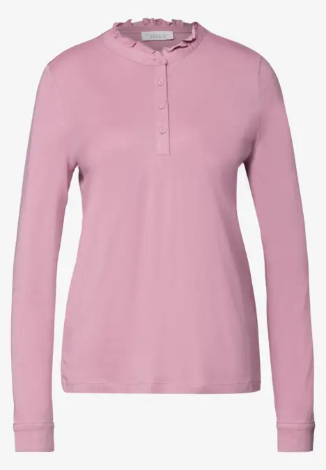 Roze longsleeve met ruches aan de kraag en knoopsluiting, eenvoudig en stijlvol.