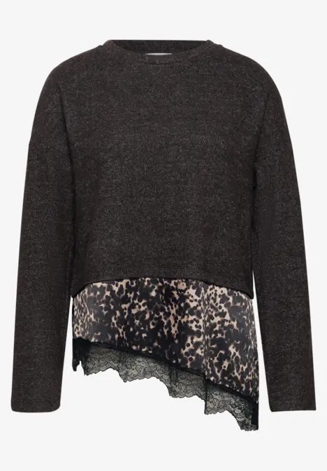 Schwarzer Longsleeve-Pullover mit asymmetrischem Saum, darunter Leo-Print und Spitzenbesatz.