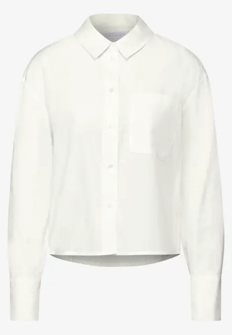 Weiße, langärmelige Bluse mit Brusttasche und Kragen.