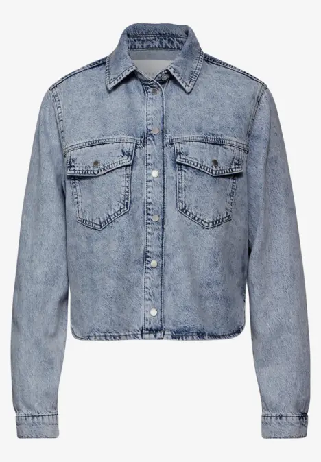 Verwaschene Jeansjacke mit Brusttaschen und Knopfleiste.