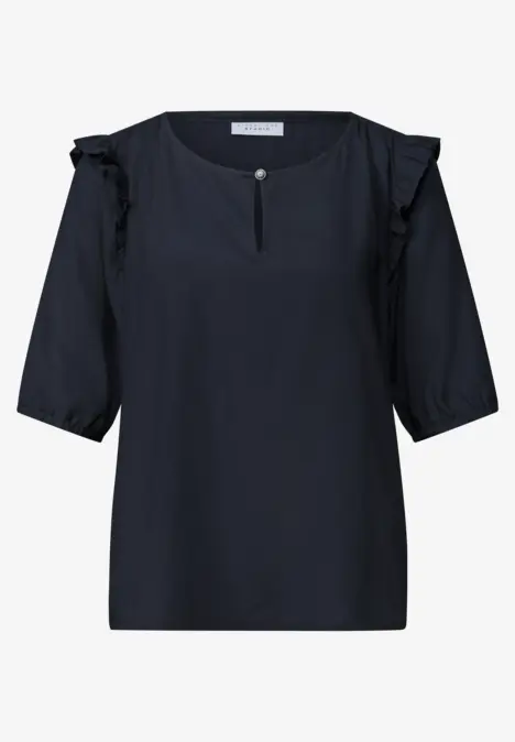 Dunkelblaue, schlichte Damenbluse mit halblangen Ärmeln, Rüschen an den Schultern und kleinem Schlitz am Ausschnitt.
