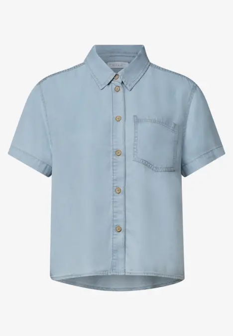 Hellblaues, kurzärmeliges Jeanshemd mit Kragen, Knopfleiste und Brusttasche.