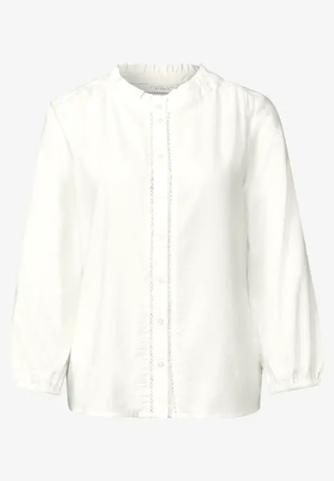 Weiße Bluse mit Knopfleiste, langen Ärmeln und rundem Ausschnitt.