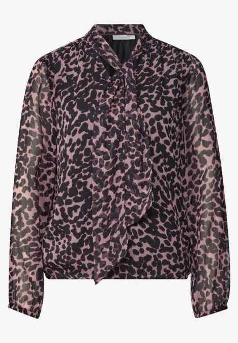 Chemisier femme chiffon à motif léopard rose et noir, manches longues, décolleté V et tissu léger transparent.