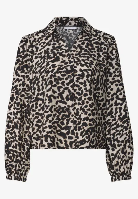 Leichte Bluse mit beige-schwarzem Leopardenmuster, V-Ausschnitt und langen Ärmeln.