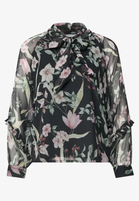 Schwarze, transparente Bluse mit weitem Schnitt, floralen Pastellblüten und verspielter Schleifenkragen.