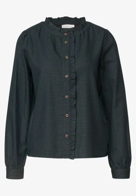 Chemisier femme vert foncé à petits carreaux, col volanté, manches longues et patte de boutonnage.