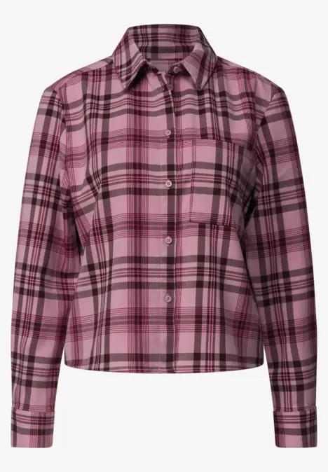 Chemise femme à carreaux roses, col classique, manches longues et fermeture à boutons.