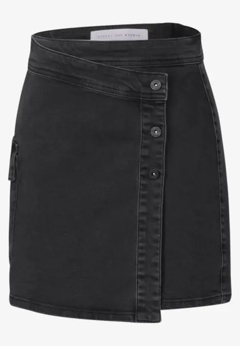 Schwarzer Jeansrock mit Knopfleiste vorne und schrägem Bund.