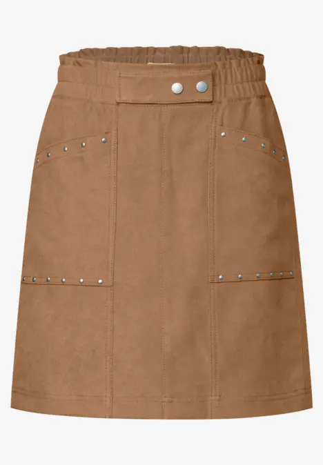 Bruine rok met zakken en zilveren studs.
