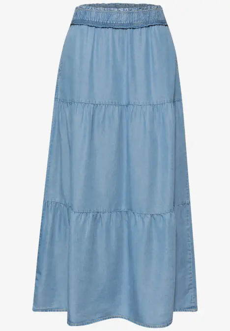 Lange lichtblauwe denimrok in meerdere lagen.