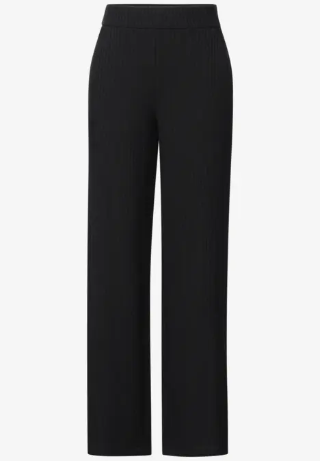 Schwarze, gerade geschnittene Hose mit weitem Bein.