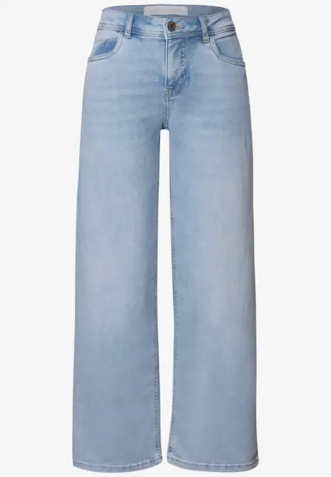 Hellblaue, gerade geschnittene Jeanshose mit weitem Bein und mittlerer Taille.