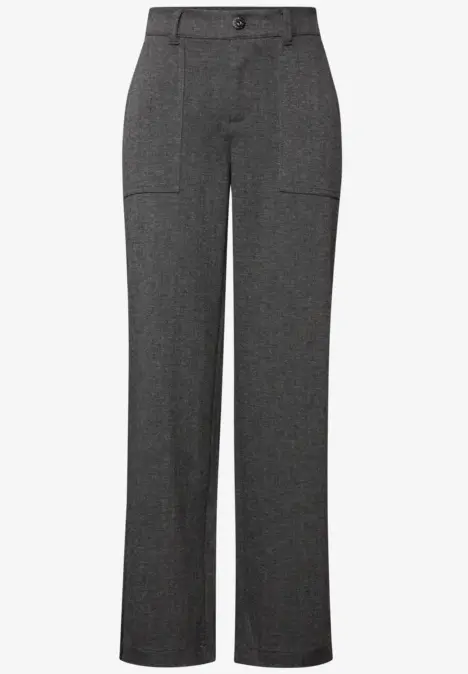 Graue Stoffhose mit weitem Bein und aufgesetzten Taschen.