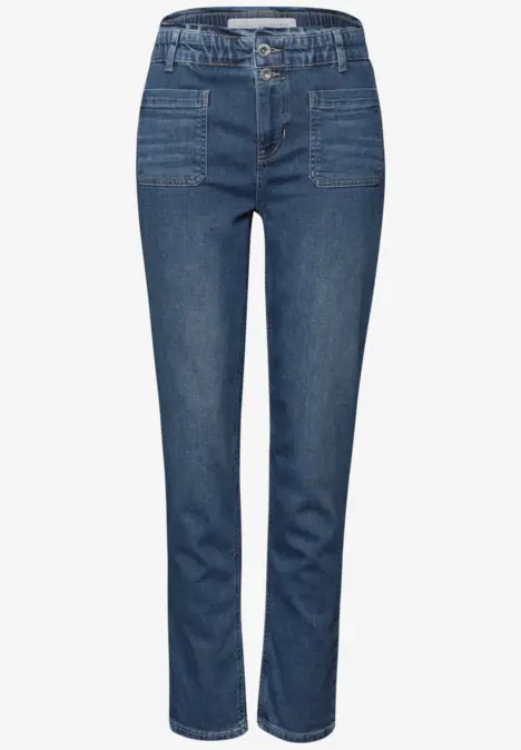 Blauwe jeans met elastische tailleband en opgestikte zakken.