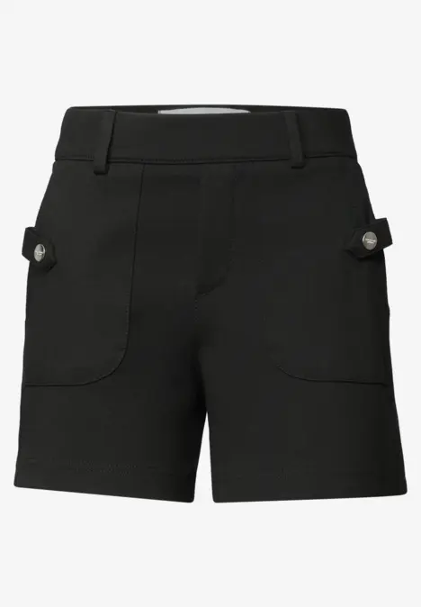 Schwarze kurze Hose mit Gürtelschlaufen und seitlichen Taschen mit Knopfleisten.