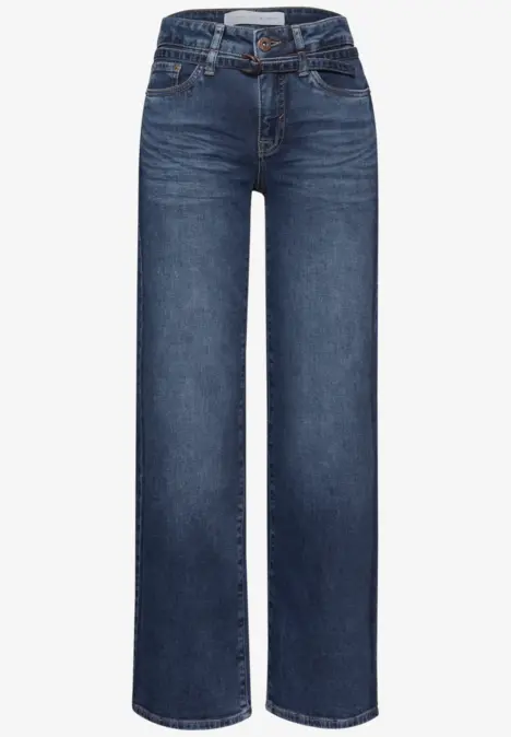 Dunkelblaue Jeans mit weitem Bein und klassischem Schnitt.