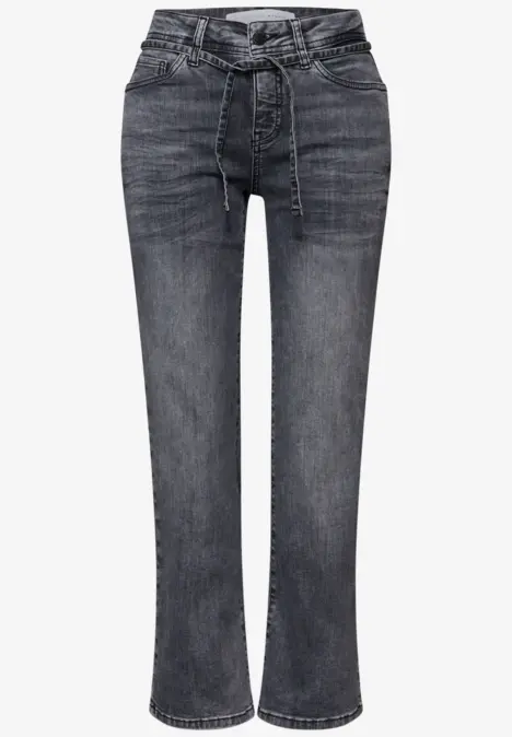 Graphitgraue Damenjeans mit hohem Bund, geradem Bein und integriertem Stoffgürtel im Used-Look.