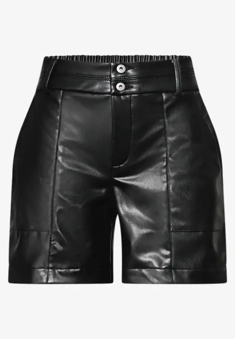Schwarze Leder-Shorts in hoher Taille mit Taillenbund, aufgesetzten Nähten und zwei Frontknöpfen.