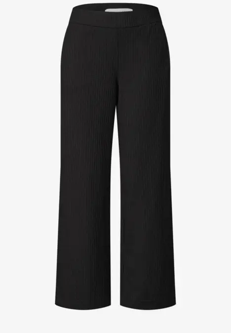 Schwarze, weite Hose mit elastischem Bund, angenehmer Stoff, lässiger Look.