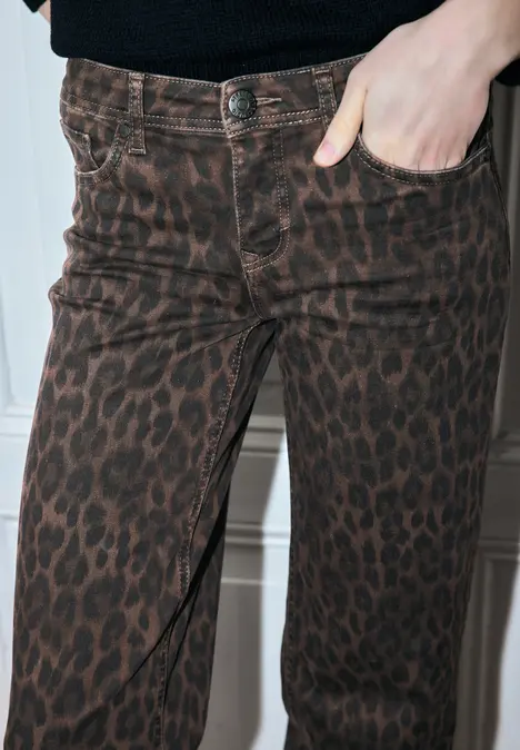 Close-up van een bruine broek met luipaardprint.