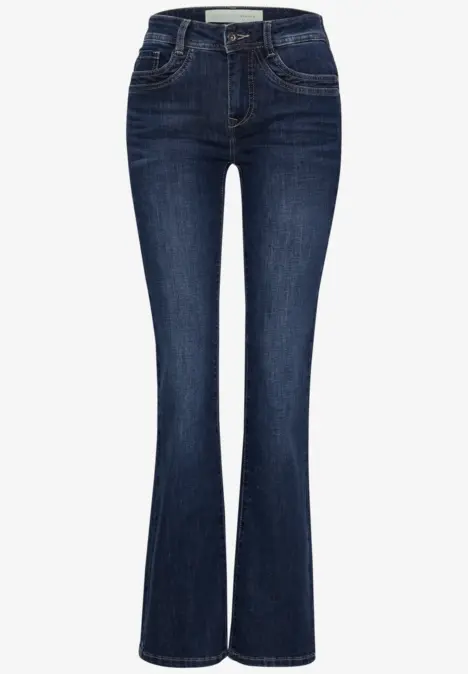 Jean bleu foncé à coupe droite avec jambes légèrement évasées.