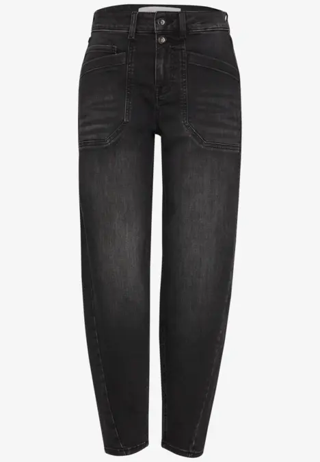 Jean noir taille haute avec poches appliquées et coupe tapered moderne.