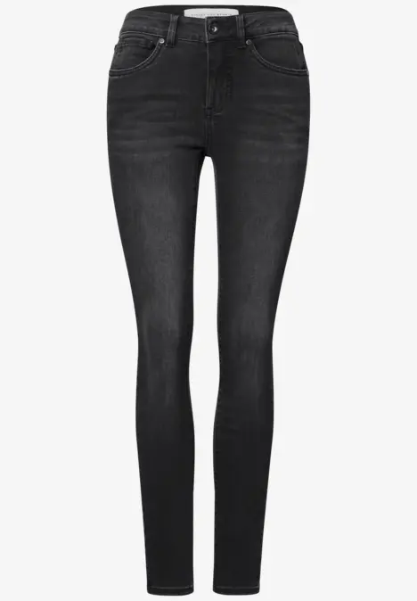 Jean slim noir taille haute pour femme, cinq poches et fermeture éclair.
