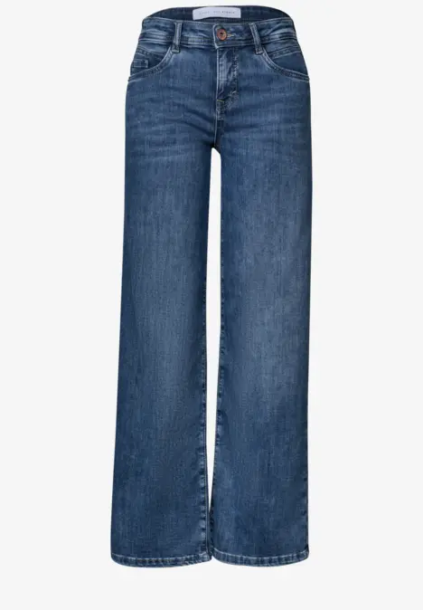 Un jean bleu taille haute à coupe large, jambe droite, passants de ceinture et cinq poches.