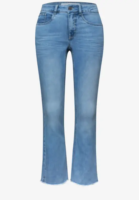 Helle, hoch taillierte Damen-Jeans mit leicht ausgestelltem Bein und Fransen am Saum.