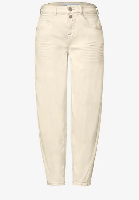Jean beige clair taille haute à braguette à boutons, coupe ample sur les hanches, jambes fuselées vers les chevilles.
