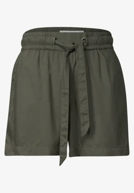 Damen-Shorts in Olivgrün mit elastischem Bund und Bindegürtel.