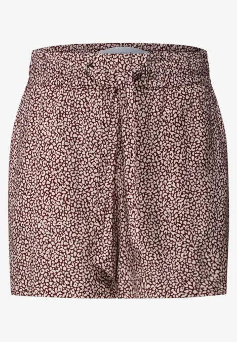 Weiche kurze Shorts mit braunem Blumenmuster und Taillengürtel.
