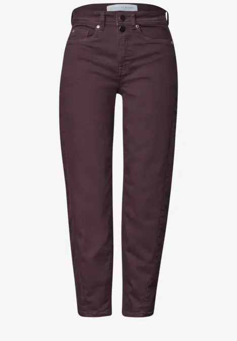 Jean femme bordeaux à taille haute et coupe droite.