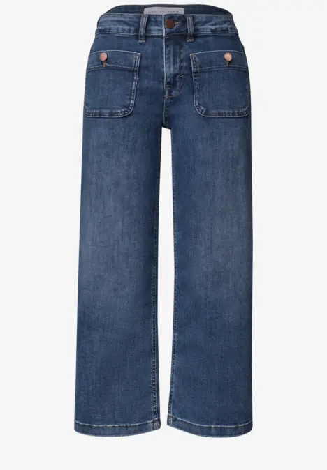 Jean large bleu à taille haute avec grandes poches appliquées.
