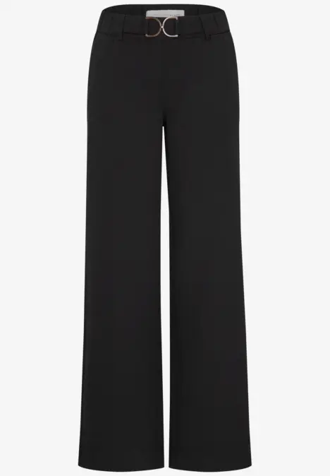 Schwarze, weite Hose mit hohem Bund und schmalem Gürtel.