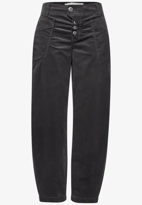 Schwarze Cord-Hose mit hoher Taille, Knopfverschluss, leichten Falten und lockerem, geradem Schnitt.