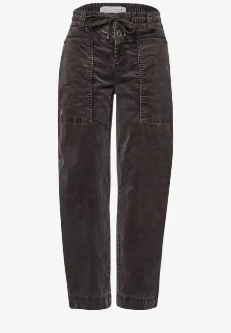 Dunkelbraune Cordhose mit hohem Bund, Kordelzug und geradem Schnitt.