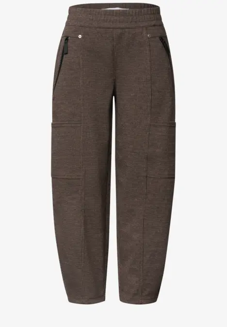 Bruine joggingbroek met elastische taille, ritssluitingen aan de zijkanten en zachte stof.