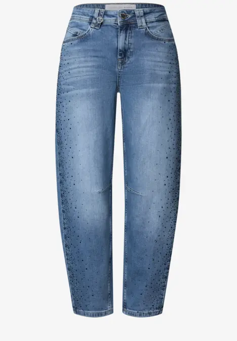 Hellblaue Jeans mit geradem Schnitt und dezenten schwarzen Pünktchen entlang der Beine.