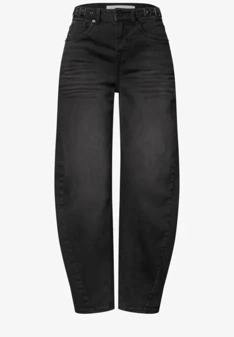 Jean noir taille haute, coupe ample aux hanches et resserrée aux chevilles, style 5 poches