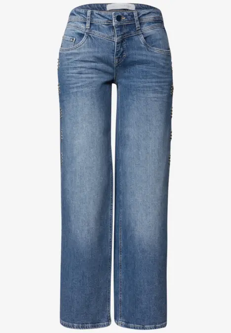 Blaue Jeanshose mit weitem Bein und hohem Bund, klassische Five-Pocket-Optik.