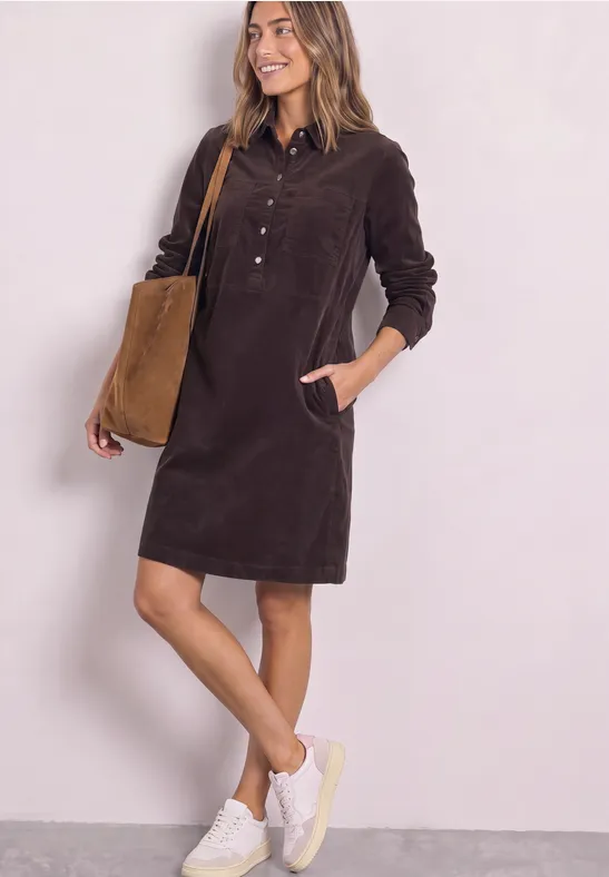 Knielanges Kleid aus softem Cord