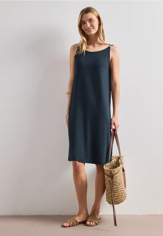 Knielanges Kleid mit Schnallendetail
