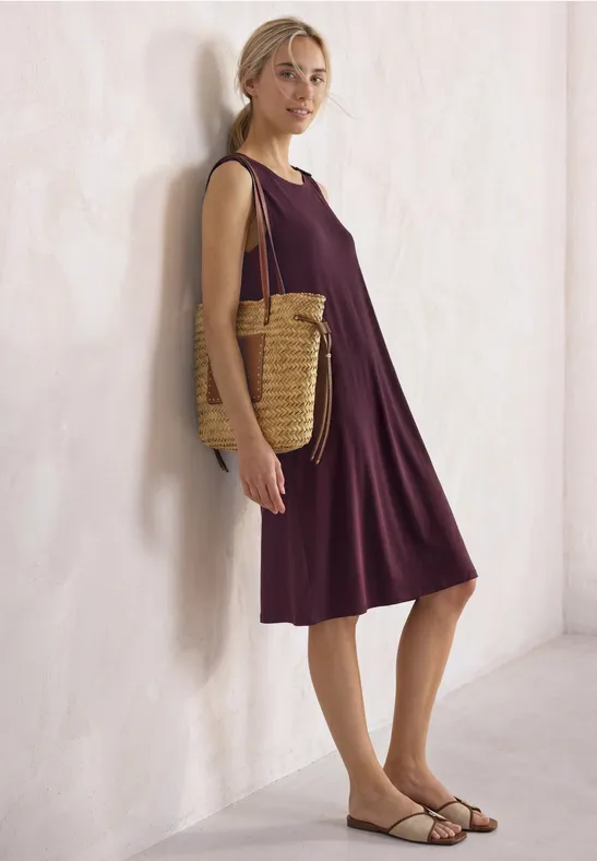 Knielanges Kleid mit Rundhals und Knopfdetail