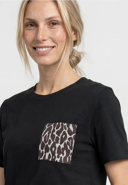 T-Shirt mit Rundhals und Brusttasche female Schwarz